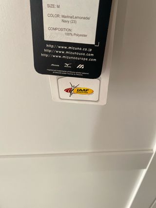 Camiseta deportiva Mizuno azul y amarilla