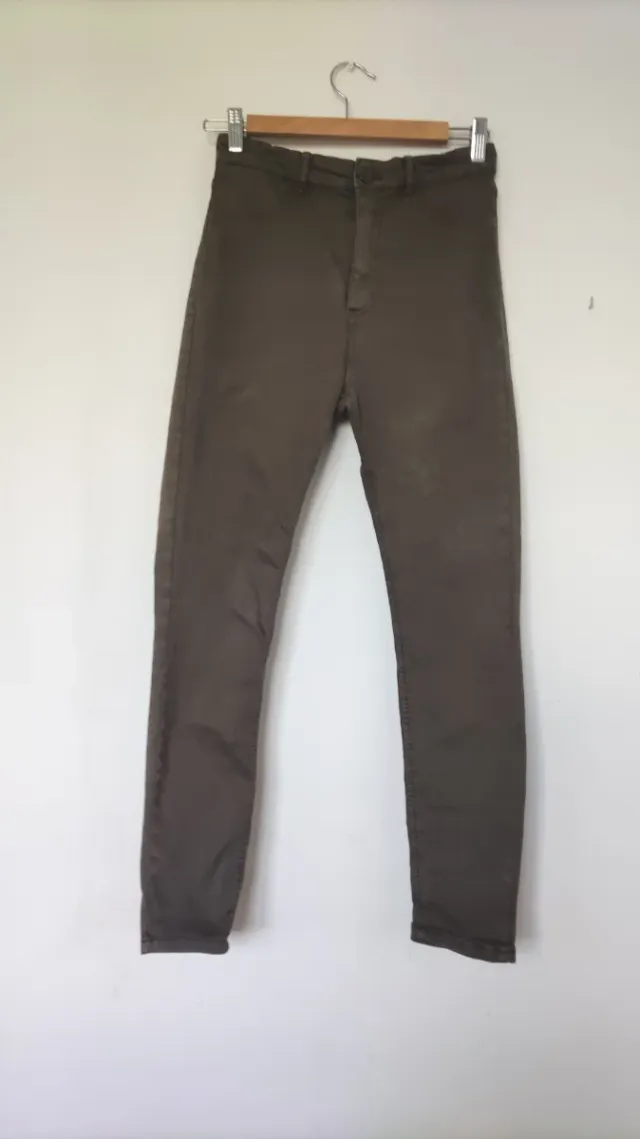 Pantalón pitillo elástico Zara verde militar