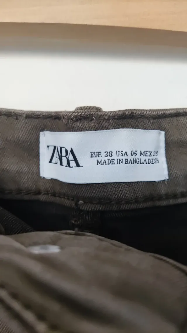 Pantalón pitillo elástico Zara verde militar