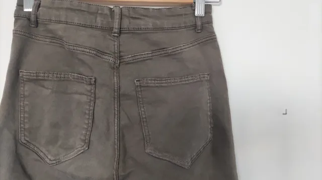 Pantalón pitillo elástico Zara verde militar