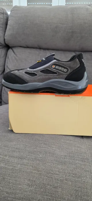 Zapatos de trabajo marca BASE negros, sin cordones