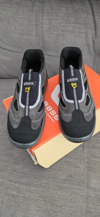 Zapatos de trabajo marca BASE negros, sin cordones