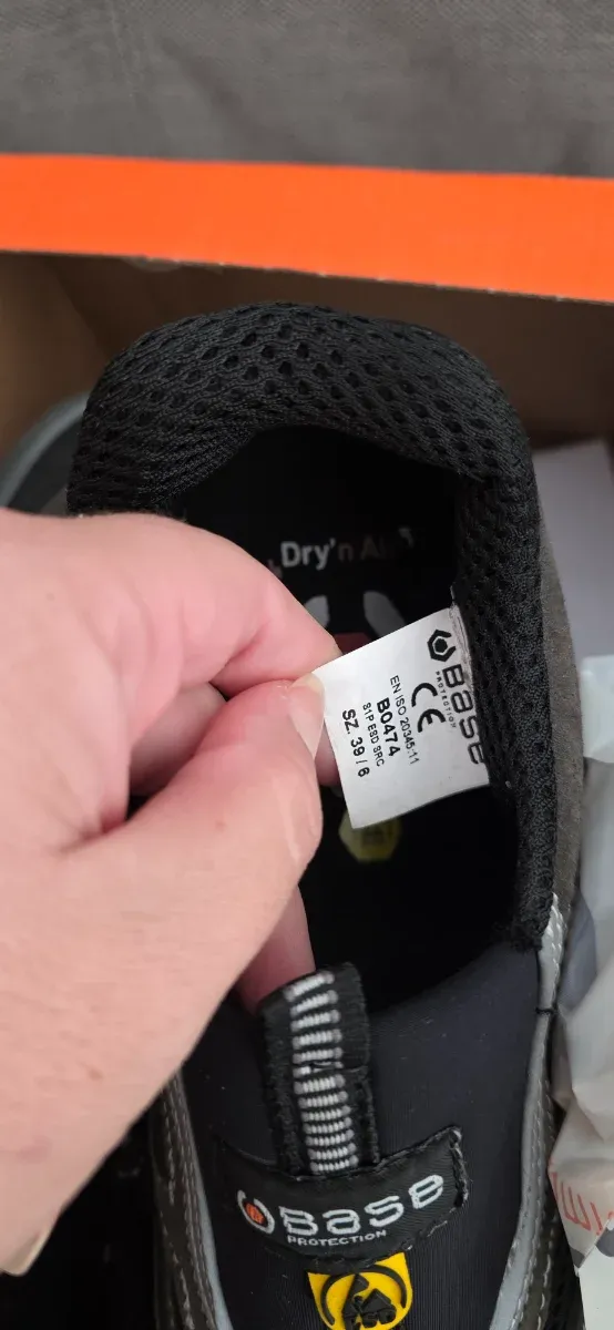 Zapatos de trabajo marca BASE negros, sin cordones