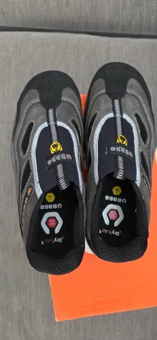 Zapatos de trabajo marca BASE negros, sin cordones