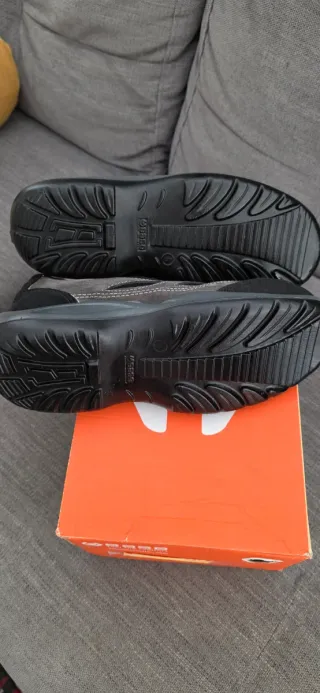 Zapatos de trabajo marca BASE negros, sin cordones