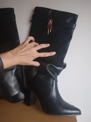 Botas altas negras nuevas