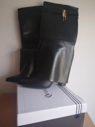 Botas altas negras nuevas