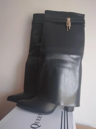 Botas altas negras nuevas