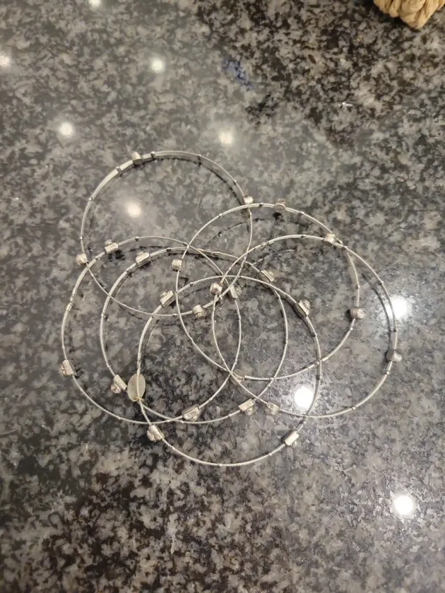 Pulseras plateadas con adornos