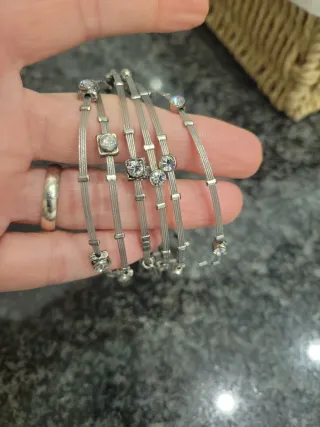 Pulseras plateadas con adornos