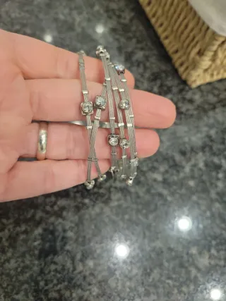 Pulseras plateadas con adornos