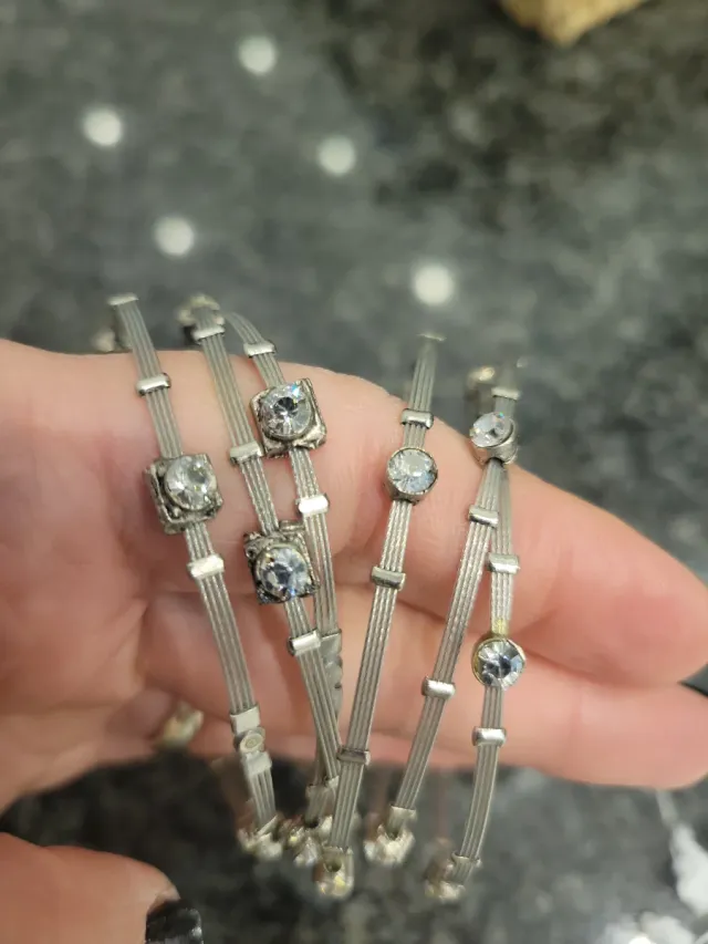 Pulseras plateadas con adornos