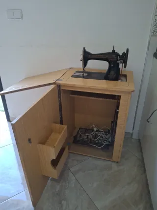 Máquina de coser Singer con mueble