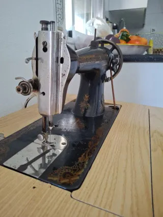 Máquina de coser Singer con mueble