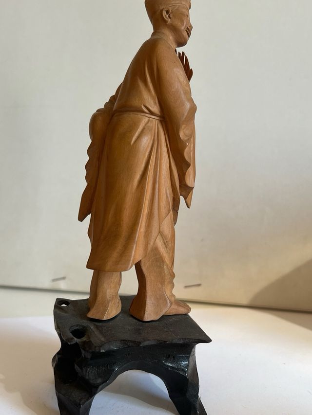 Scultura in legno uomo con ventaglio