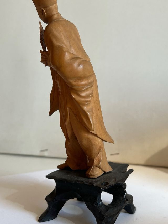 Scultura in legno uomo con ventaglio