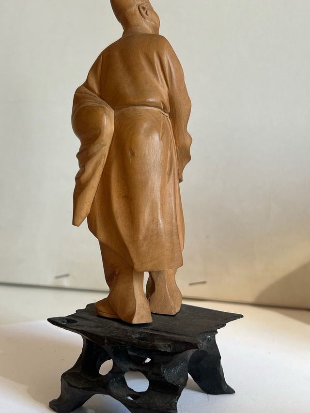 Scultura in legno uomo con ventaglio