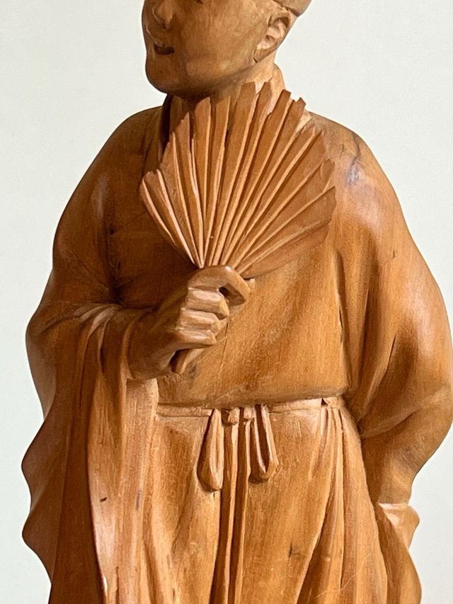 Scultura in legno uomo con ventaglio