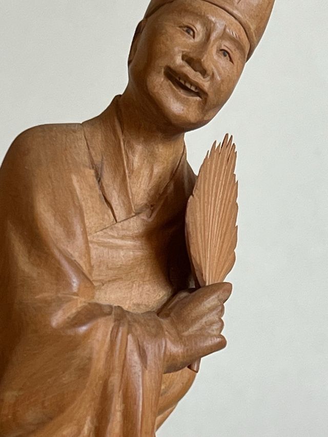 Scultura in legno uomo con ventaglio
