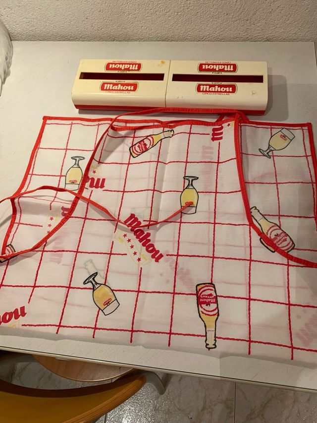 Servilleteros y delantal Mahou vintage