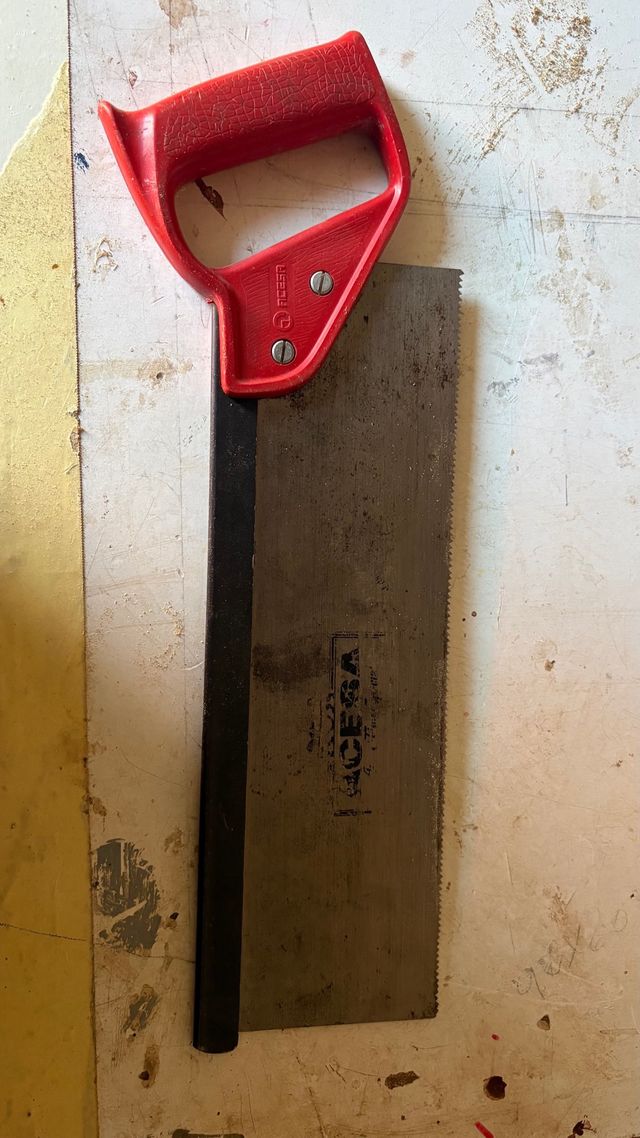 Serrucho con mango rojo