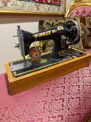 Máquina de coser antigua Jolly