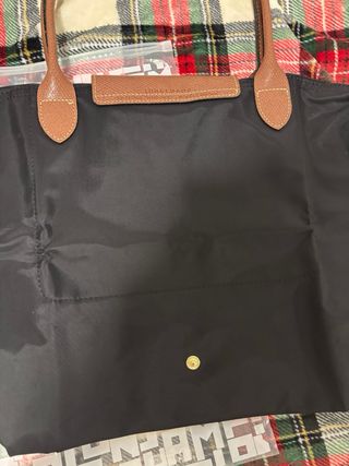 Longchamp preta com alças castanhas