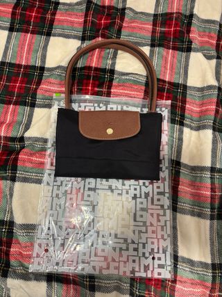 Longchamp preta com alças castanhas