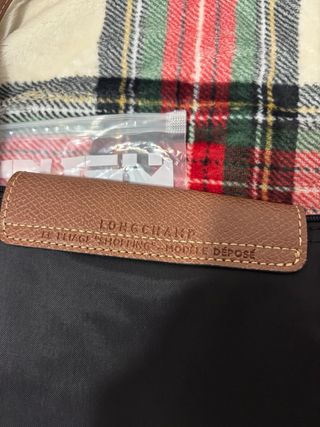 Longchamp preta com alças castanhas