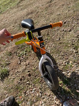 Bici infantil B'TWIN sin pedales naranja