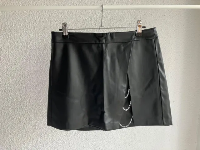 Falda negra efecto piel con cadenas
