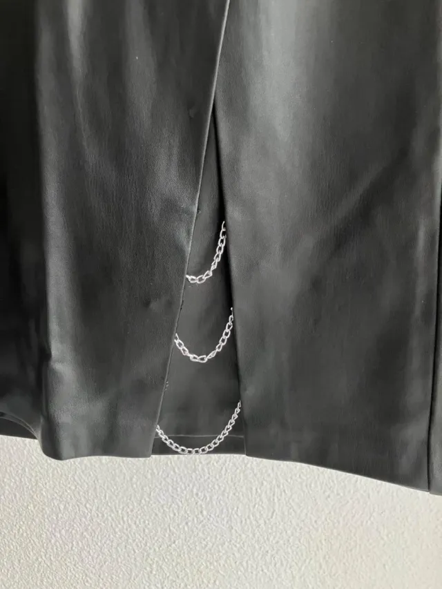 Falda negra efecto piel con cadenas