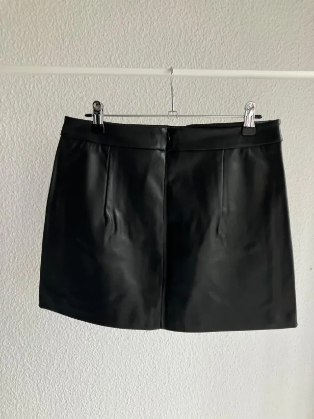 Falda negra efecto piel con cadenas