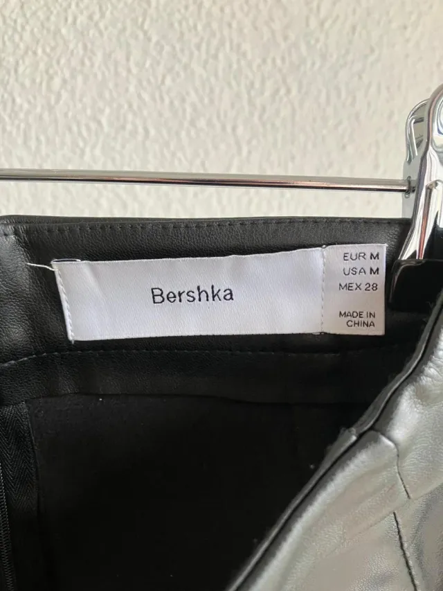 Falda negra efecto piel con cadenas