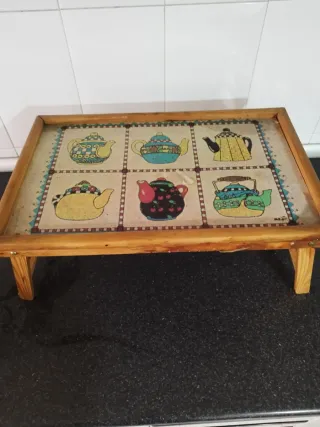 Mesita de madera con diseño de teteras