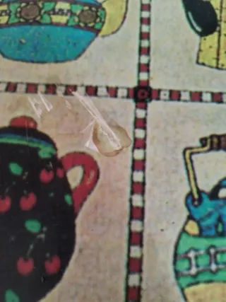 Mesita de madera con diseño de teteras