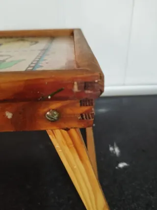 Mesita de madera con diseño de teteras