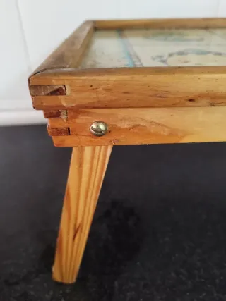 Mesita de madera con diseño de teteras