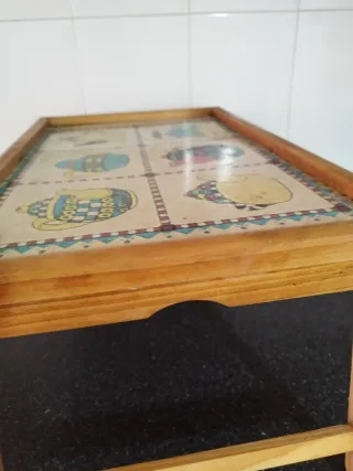 Mesita de madera con diseño de teteras