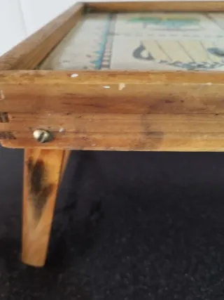 Mesita de madera con diseño de teteras