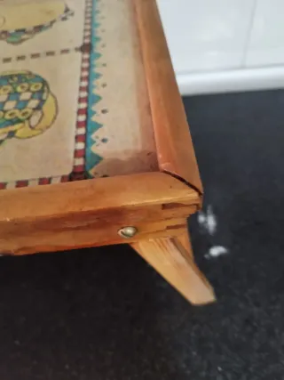 Mesita de madera con diseño de teteras