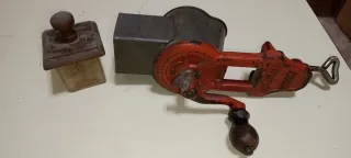 Antiguos molinillos de hierro