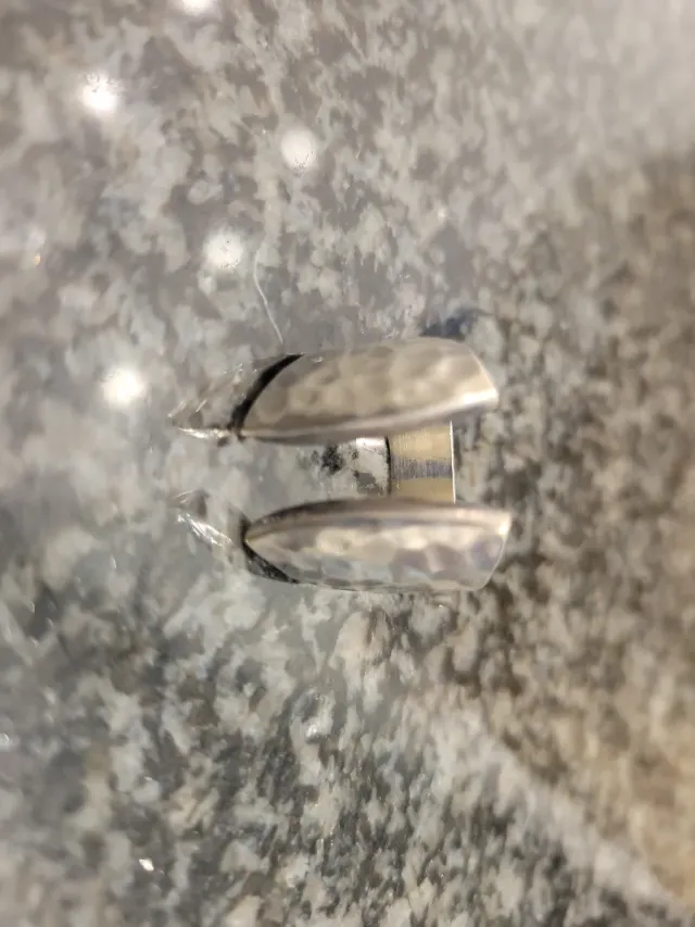 Anillo plateado ajustable martillado