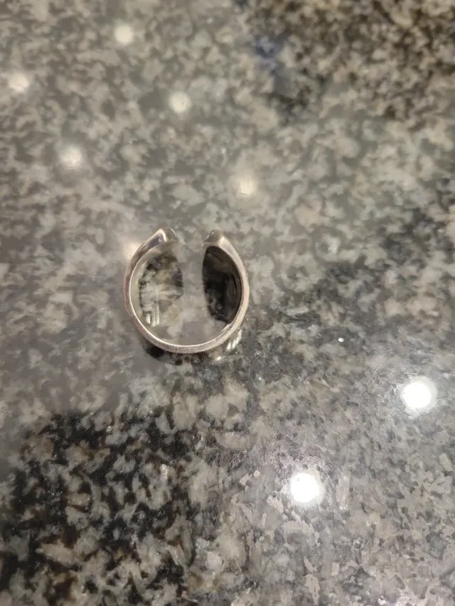 Anillo plateado ajustable martillado