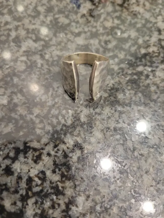 Anillo plateado ajustable martillado