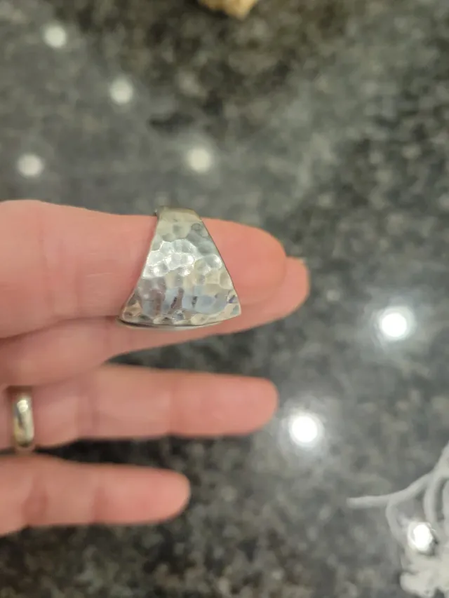 Anillo plateado ajustable martillado