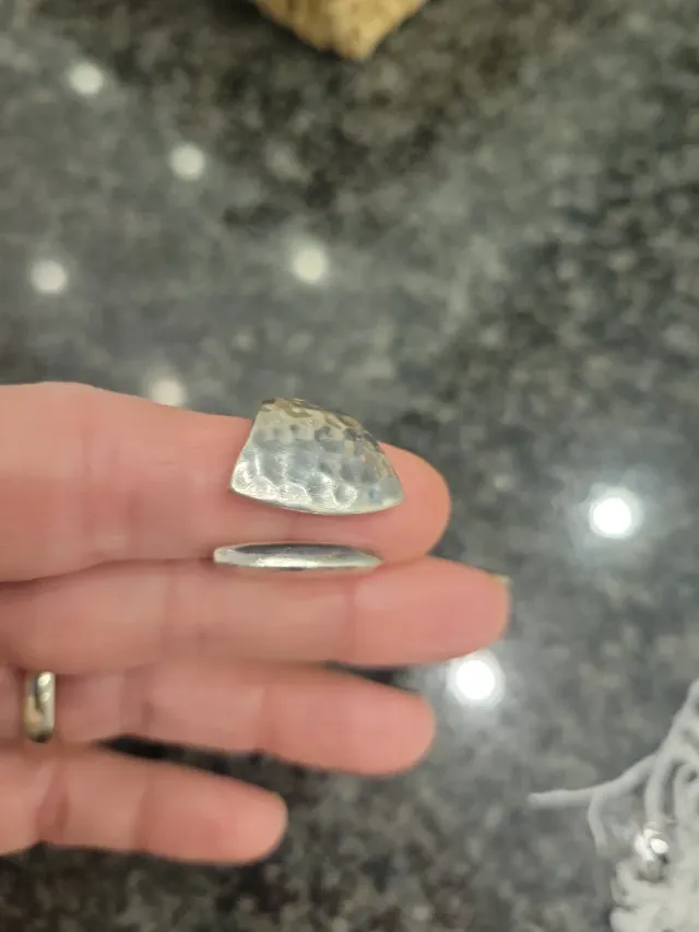 Anillo plateado ajustable martillado