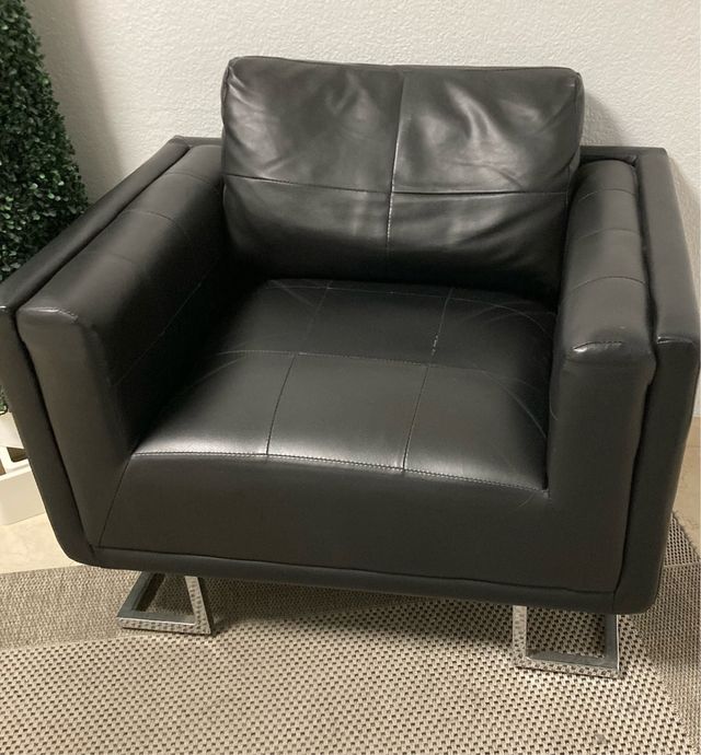 Sillón de cuero sintético con patas cromadas