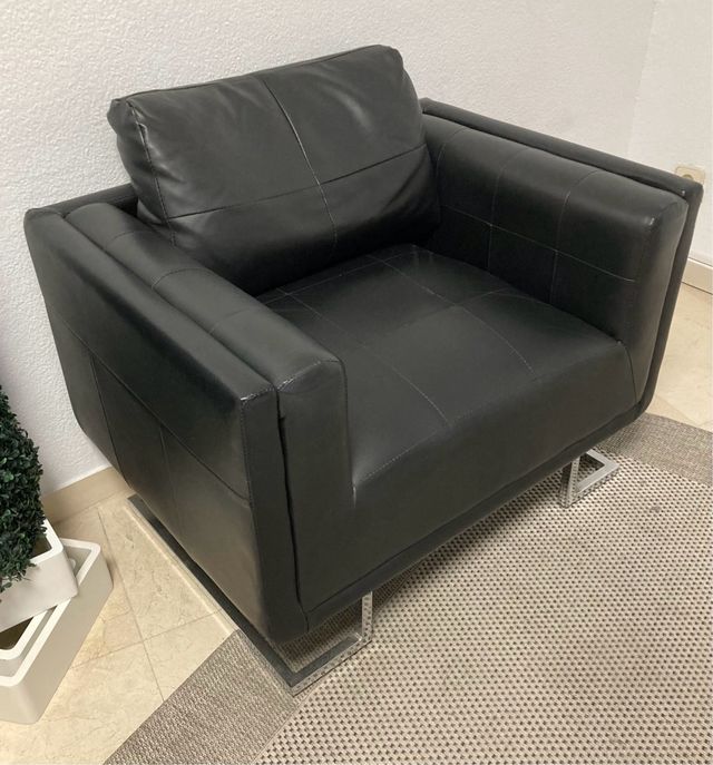 Sillón de cuero sintético con patas cromadas