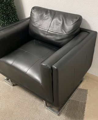 Sillón de cuero sintético con patas cromadas
